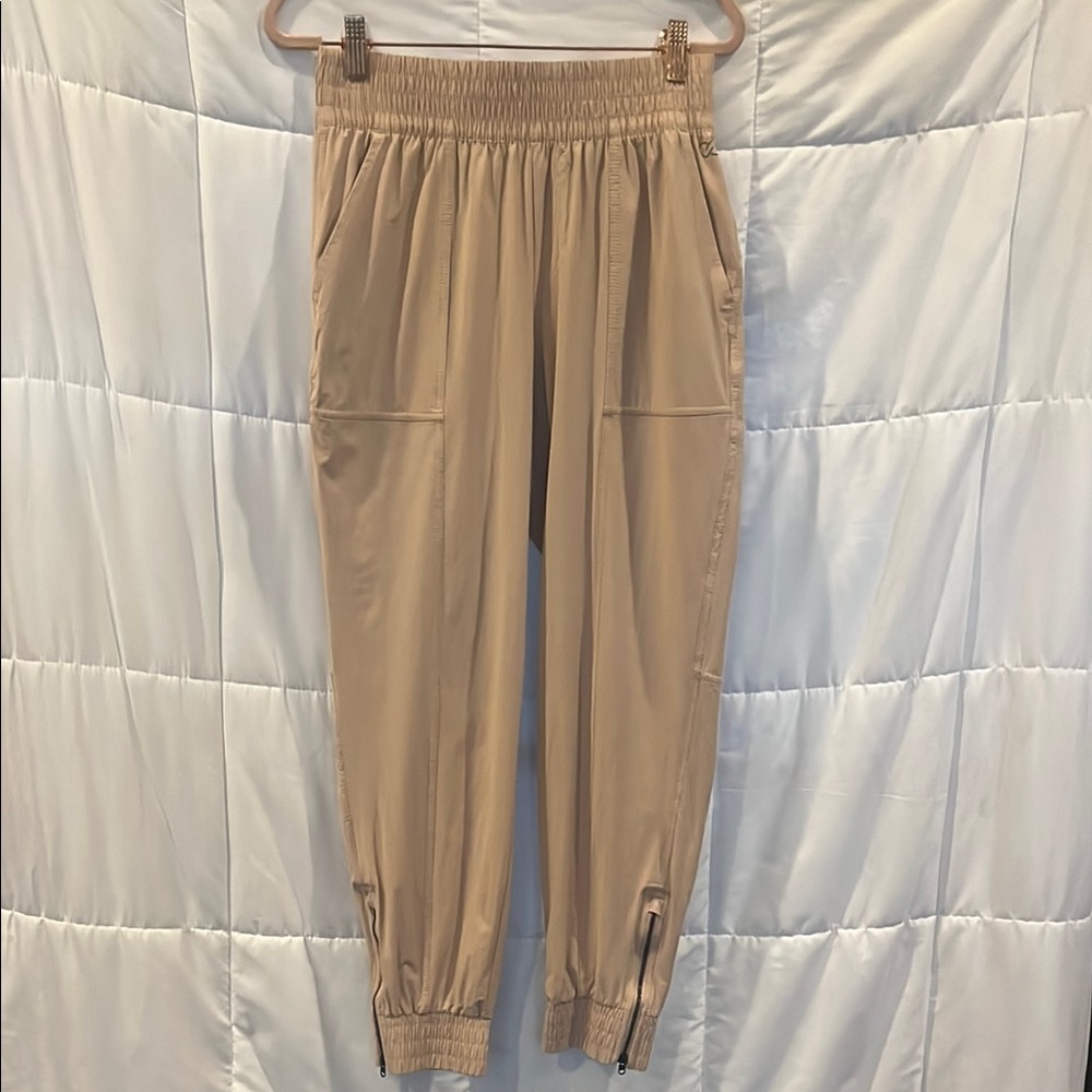 Calia by Carrie Underwood Nyluxe Joggers Pale Pink Size Small Zip Ankle - Picture 2 of 15